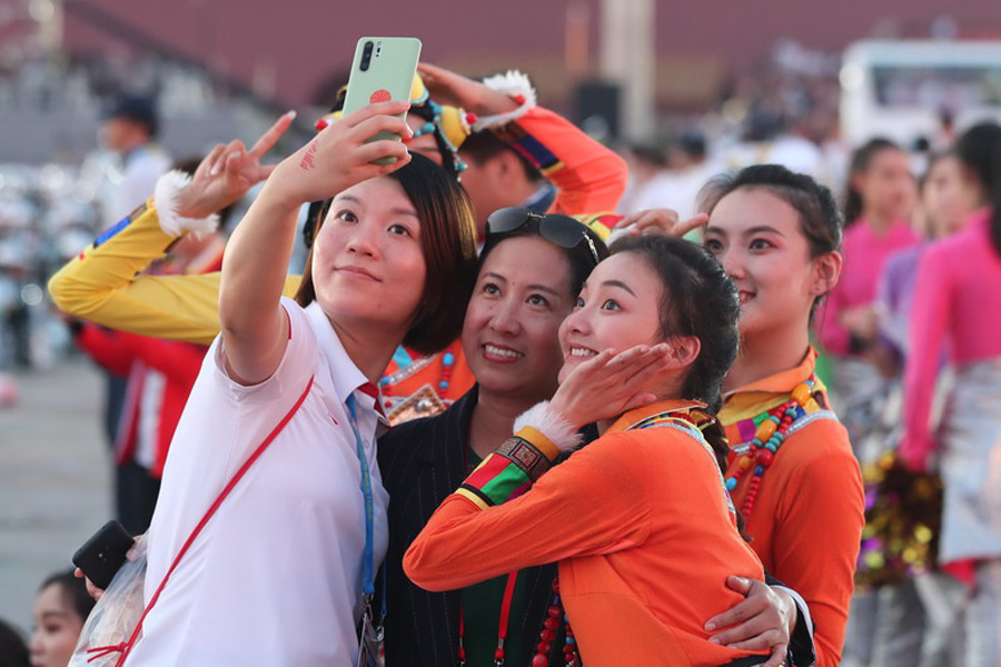 今晚，我們歡聚在天安門(mén)廣場(chǎng)