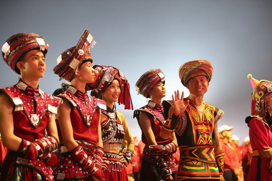 好兒好女好家園，齊心奔小康，共圓中國(guó)夢(mèng)