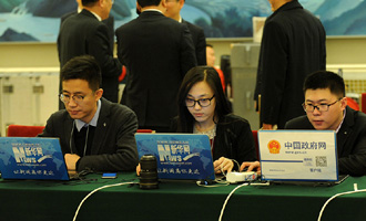 新華網(wǎng)、中國(guó)政府網(wǎng)記者在做直播準(zhǔn)備