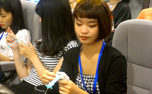 臺灣青年在新華網(wǎng)體驗生物傳感影視評測