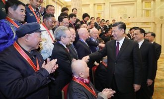 慶祝大會結束后，習近平等會見受表彰人員及親屬代表