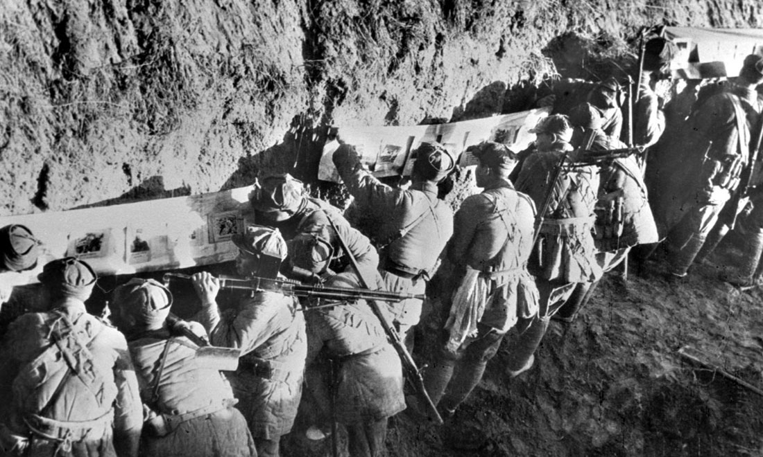 1948年冬，淮海戰(zhàn)役期間，雙堆集前沿陣地舉辦的戰(zhàn)地影展，深受解放軍戰(zhàn)士歡迎。新華社稿  袁克忠攝