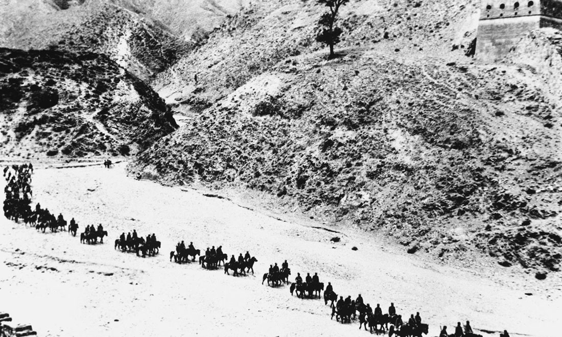 1937年11月太原失守后，八路軍向華北敵后挺進(jìn)，分兵發(fā)動(dòng)群眾，開(kāi)展敵后游擊戰(zhàn)爭(zhēng)，創(chuàng)建敵后根據(jù)地。新華社稿　沙飛攝