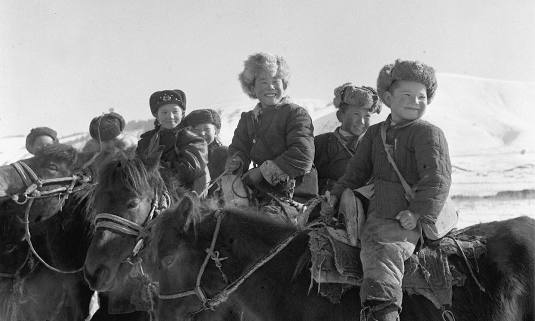 1964年春，新疆伊犁哈薩克自治州昭蘇縣的哈薩克族小學(xué)生們。新華社記者武純展攝