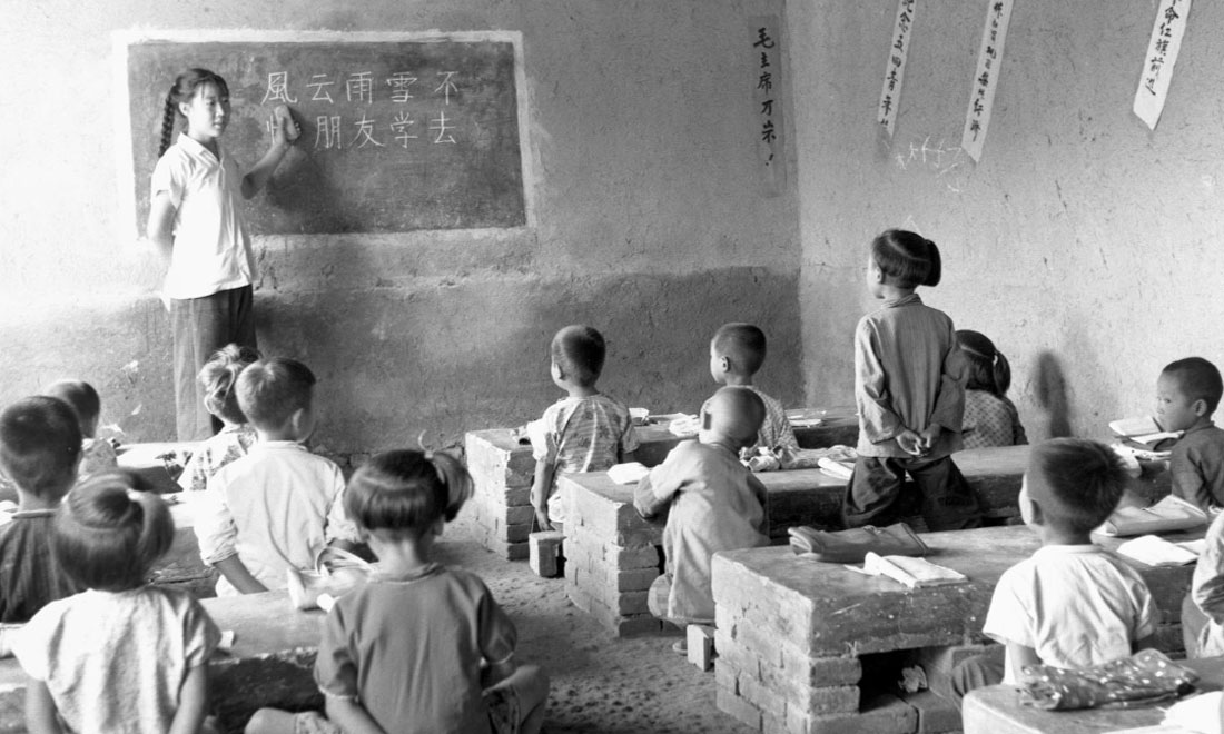 1964年夏，河北省壩縣煎茶鋪公社西煎大隊(duì)，一所耕讀小學(xué)的學(xué)生們?cè)谏险n。新華社記者梁一丁攝