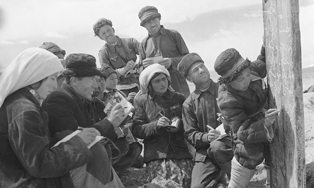 1960年6月，新疆慕士塔格峰下，大人們?cè)谛W(xué)生幫助下學(xué)習(xí)文化。新華社記者武純展攝