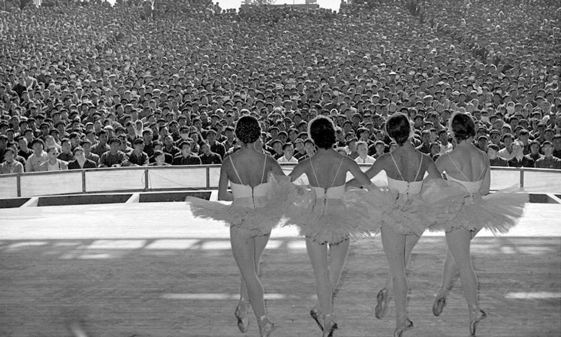 1957年10月，蘇聯(lián)國(guó)立新西伯利亞歌劇芭蕾舞劇院為北京石景山鋼鐵廠工人演出。新華社記者鄭震孫攝