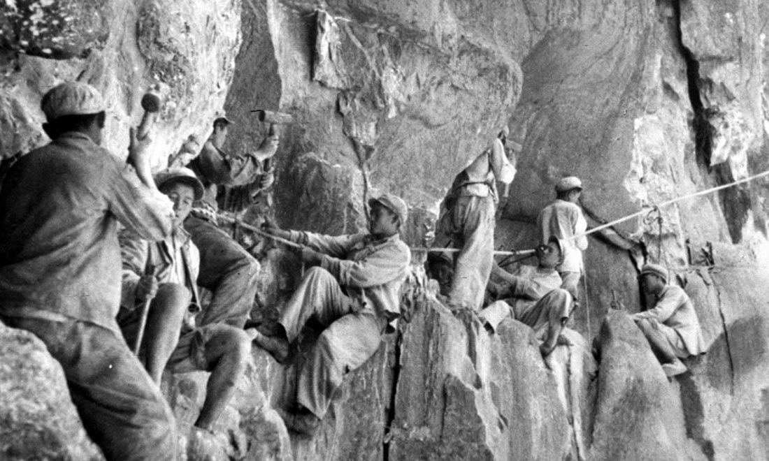 1954年，修筑康藏公路的解放軍戰(zhàn)士們?cè)谂瓋砂兜膽已露副谏媳偕街贰Ｐ氯A社稿 李萬(wàn)春、張加里攝