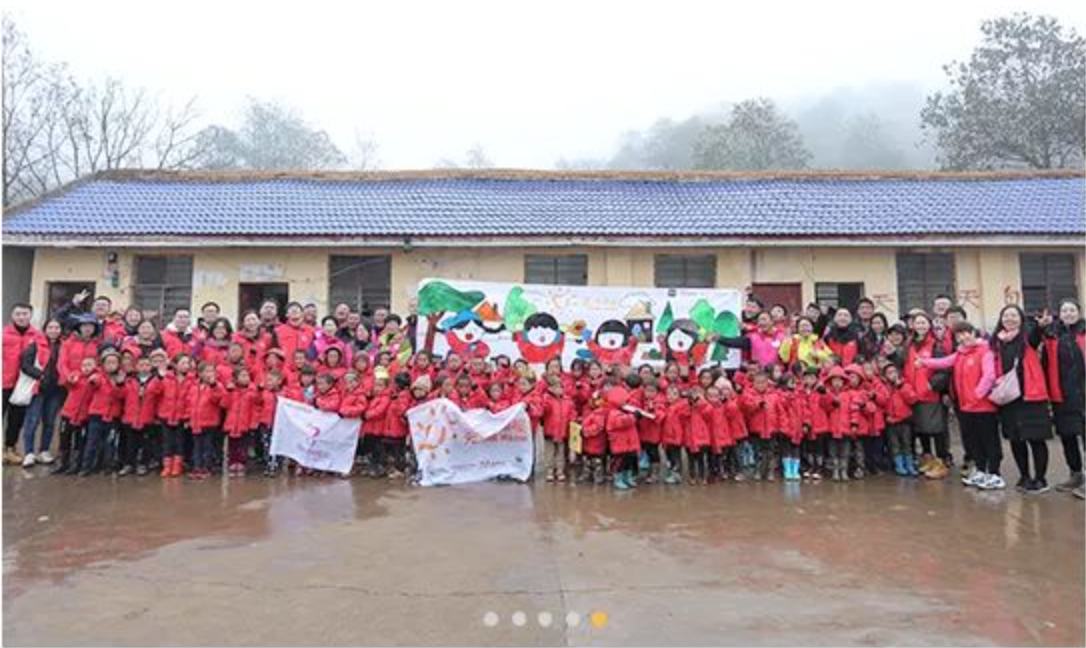 2018年11月6日，&ldquo;多一克溫暖&rdquo;團(tuán)隊(duì)走進(jìn)大涼山深處。為孩子們送去冬衣的同時(shí)，海瀾之家聯(lián)合網(wǎng)易打造在線課程平臺(tái)，把優(yōu)質(zhì)的教育資源也傳遞到偏遠(yuǎn)山區(qū)。同年，知名導(dǎo)演陸川特別參與監(jiān)制了&ldquo;多一克溫暖&rdquo;微電影《信歌》，為山區(qū)送去&ldquo;暖身又暖心&rdquo;的力量。