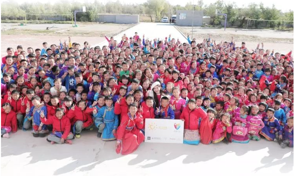 不知不覺，&ldquo;多一克溫暖&rdquo;已經(jīng)步入第六年。2019年10月14日，林志玲首次作為公益同行人，攜手鳳凰網(wǎng)&ldquo;護(hù)童計(jì)劃&rdquo;，與&ldquo;多一克溫暖&rdquo;一起趕赴內(nèi)蒙古回訪茫汗蘇木中心校的&ldquo;志玲姐姐之家&rdquo;，給那里的孩子送去溫暖。