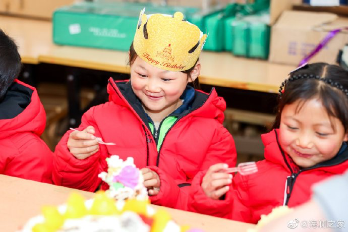 從暖身到暖心，海瀾之家的志愿者們不僅為孩子們帶去了學(xué)習(xí)用品，還帶去了生日蛋糕，給孩子們過了一個(gè)難忘的生日party。生長(zhǎng)在山區(qū)的他們，過生日也只能和在外打工的父母通個(gè)電話，許多孩子還是第一次和這么多人一起吹蠟燭許生日愿望。