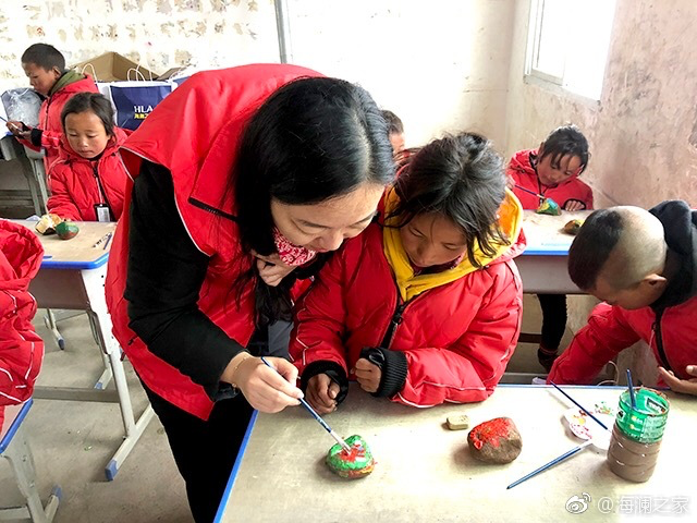 在繪畫課上，孩子們畫出心中想象的世界，不斷汲取關(guān)于美的知識(shí)。&ldquo;多一克溫暖&rdquo;帶給孩子們的是未來人生更多的機(jī)會(huì)與可能。公益行動(dòng)不應(yīng)只提供物質(zhì)捐贈(zèng)，更要加強(qiáng)對(duì)山區(qū)孩子們精神世界與未來發(fā)展的重視。