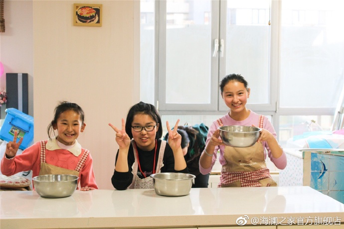 2017年 &ldquo;寒令營&rdquo;團(tuán)隊(duì)從不同角度，為北疆山區(qū)的孩子們打開了一個(gè)豐富的世界。來到北京，他們觀看了升旗儀式，參觀了故宮，走進(jìn)北京海洋館和動(dòng)物園。這次寒令營，展現(xiàn)在他們面前的是此前從未看到過的世界，意義非凡。