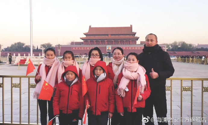 寒令營的第一天，孩子們觀看了升旗儀式，走進(jìn)故宮暢聽歷史故事。祖國的樣貌開始在他們心里清晰，未來的希望開始在他們心中發(fā)芽。海瀾之家&ldquo;多一克溫暖&rdquo;團(tuán)隊(duì)帶給孩子們精神世界的富足，照亮孩子們夢(mèng)想的啟蒙之路。