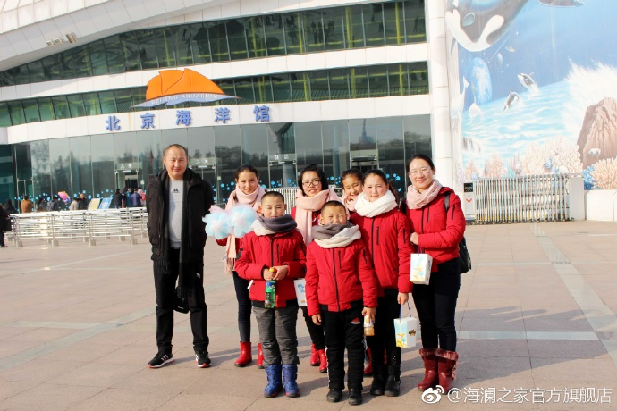 在海洋館，充滿求知欲和好奇心的孩子們像是一個(gè)個(gè)落入仙境的愛麗絲，不斷地提問，并用手中的紙筆和相機(jī)，記錄每一個(gè)畫面和知識(shí)，說要回去講給其他小伙伴和家人們聽。