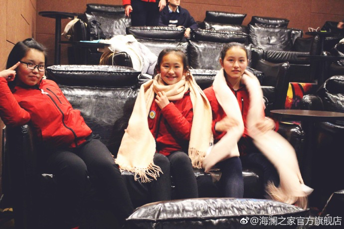 彼時(shí)恰逢《尋夢(mèng)環(huán)游記》上映，&ldquo;寒令營&rdquo;的孩子們一起在電影院觀看了電影，平日里最鬧騰的孩子，在第一次看3D電影時(shí)也變得安靜專注。孩子們?cè)谶@段旅程中增長(zhǎng)了見識(shí)，一個(gè)更豐盛的世界就這樣打開了。