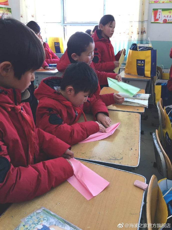 &ldquo;多一克溫暖&rdquo;的志愿者為孩子們帶去承載夢(mèng)想的手工課，孩子們通過剪紙、畫畫、折紙飛機(jī)，讓自己的夢(mèng)想在手中凝聚，隨紙飛機(jī)一起飛向天空，為凜冬帶來五彩斑斕的希望。