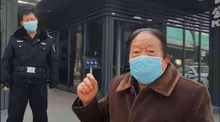 社區(qū)封閉，76歲的他為什么要出來