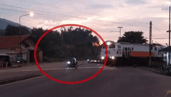 魯莽！無視警報(bào) 印尼男子強(qiáng)穿鐵軌險(xiǎn)被撞