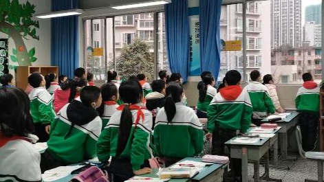 課上到一半，同學(xué)們卻把頭望向了外面！校長(zhǎng)說(shuō)：點(diǎn)贊！