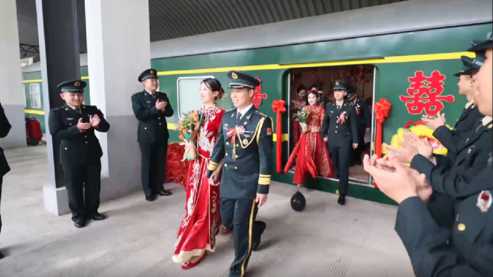 火車當&ldquo;婚車&rdquo;，東風(fēng)快遞員最有排面的&ldquo;幸福軍列&rdquo;
