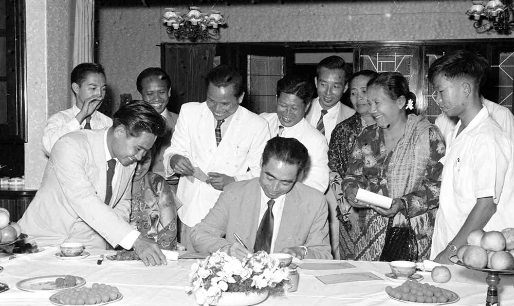 1955年4月25日，為迎接亞非會議而組織的萬隆人民委員會的代表請周恩來總理簽名留念。