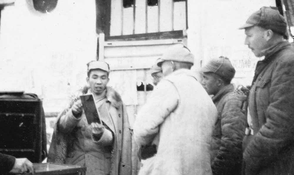 沙飛向參觀者講《晉察冀畫報》的制版情況。