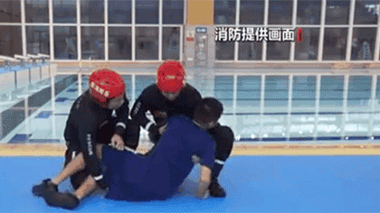 水中遇險 如何自救與施救？黃金30秒 如何將溺水者救上岸？