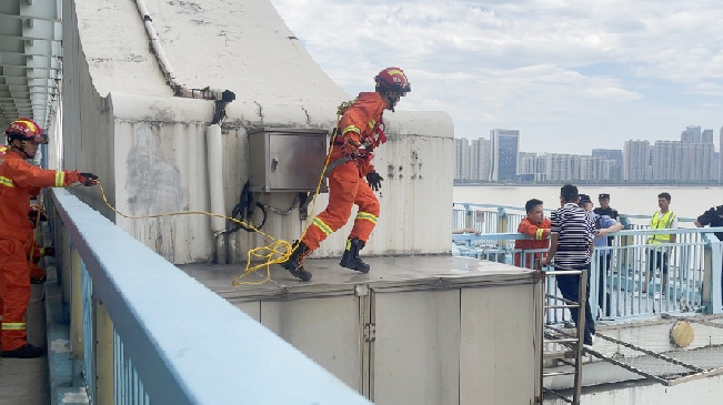 飛躍一撲！杭州消防員10秒救人