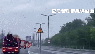 暴雨中 他們&ldquo;逆流而上&rdquo;：跨省救援！7省1800名消防員增援河南