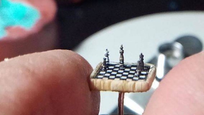 比指甲蓋還??！ 土耳其微雕藝術(shù)家雕出超小國際象棋