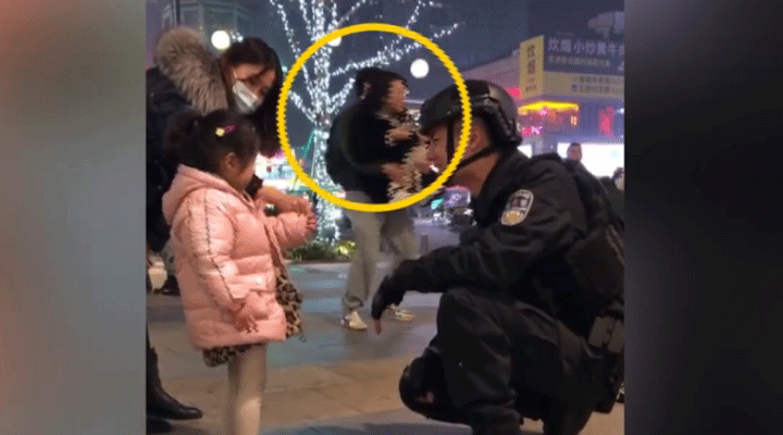 女子被特警圈粉蹲地拍照不想走，男友接下來的舉動驚呆網(wǎng)友