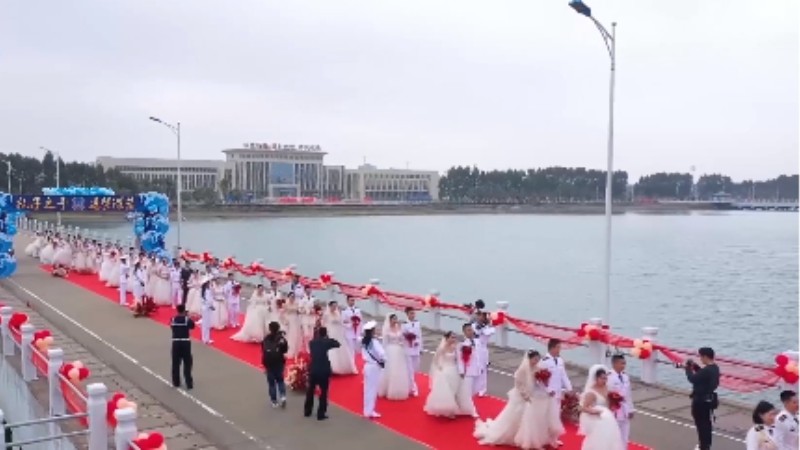 乘風(fēng)破浪來(lái)娶你！海軍某部30對(duì)新人舉行集體婚禮