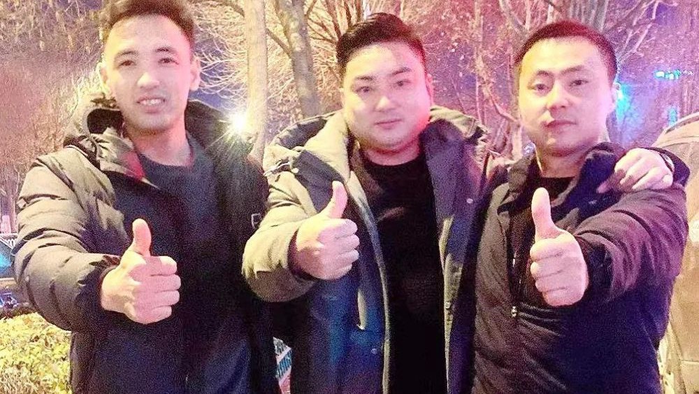 熱點(diǎn)快追｜路面結(jié)冰大貨車開始溜車！24塊&ldquo;救命石&rdquo;幫助緊急脫險(xiǎn)