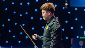 英國：首位00后冠軍！顏丙濤登頂斯諾克大師賽