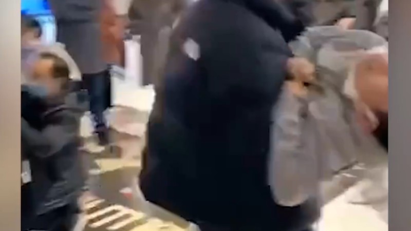 浙江一電影院發(fā)生事故多人送醫(yī)，現(xiàn)場(chǎng)家長懷抱兒童奔走