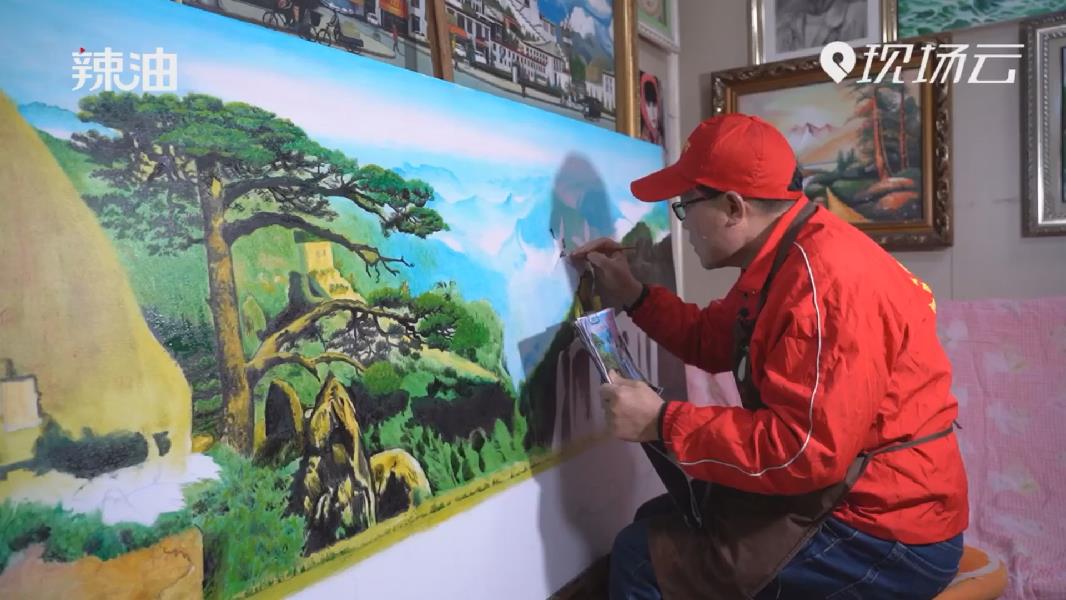 一手煙火一手畫(huà)筆 59歲大叔攤著煎餅開(kāi)&ldquo;畫(huà)展&rdquo;