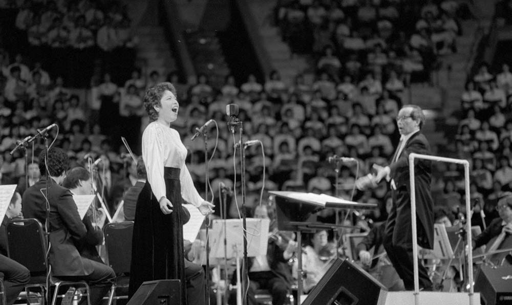 女高音歌唱家汪燕燕在香港&ldquo;黃河音樂節(jié)&rdquo;上演唱《黃河怨》。