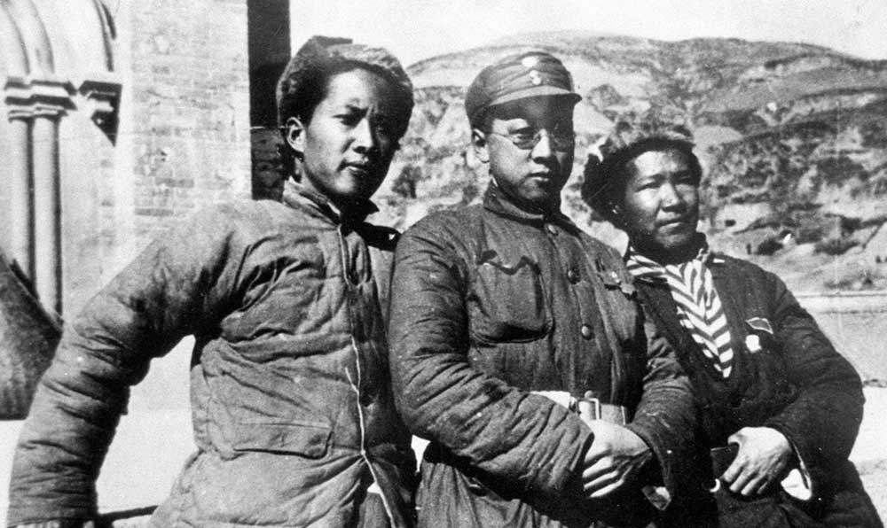 延安魯迅藝術(shù)文學(xué)院托兒所的阿姨和孩子們。