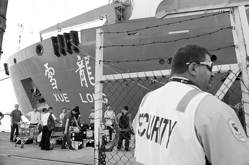 21日，雪龍?zhí)栒郎蕚鋸陌拇罄麃喌母ダ锫貭柛蹎⒊?，前往MH370航班失聯(lián)疑似海域。