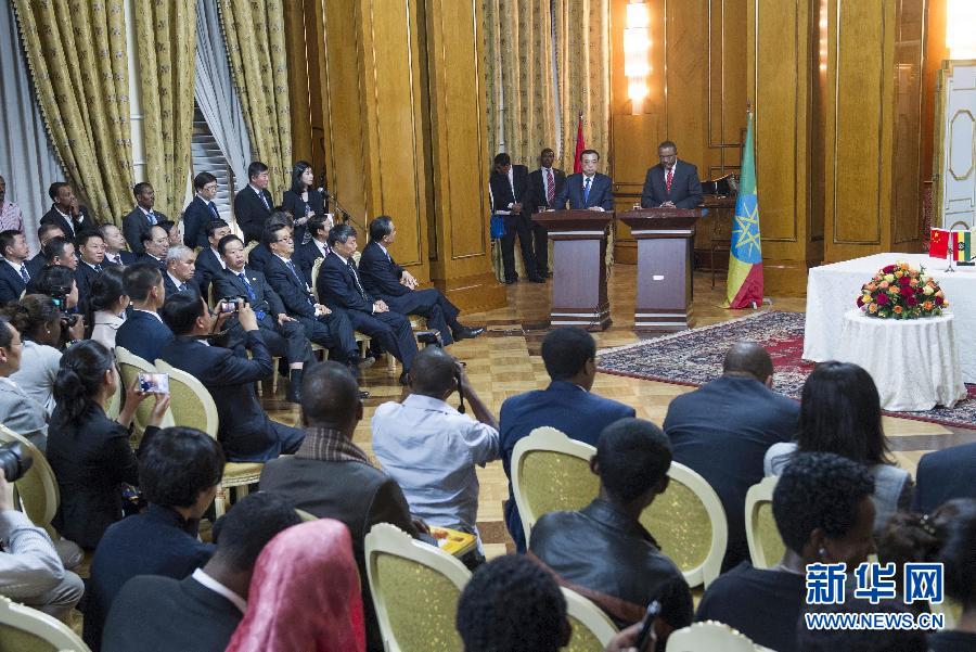 5月4日，國務(wù)院總理李克強(qiáng)在亞的斯亞貝巴與埃塞俄比亞總理海爾馬里亞姆舉行會談。這是會談后，李克強(qiáng)與海爾馬里亞姆共同會見記者。 新華社記者 王曄 攝