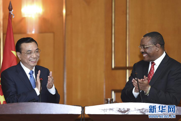 5月4日，國務(wù)院總理李克強(qiáng)在亞的斯亞貝巴與埃塞俄比亞總理海爾馬里亞姆舉行會談。這是會談結(jié)束后，李克強(qiáng)與海爾馬里亞姆共同會見記者。 新華社記者 李學(xué)仁 攝