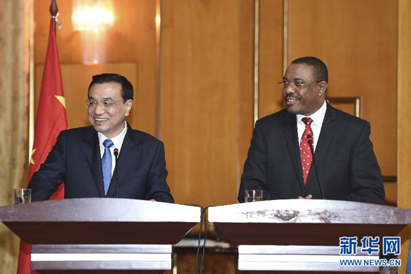5月4日，國務(wù)院總理李克強(qiáng)在亞的斯亞貝巴與埃塞俄比亞總理海爾馬里亞姆舉行會談。這是會談后，李克強(qiáng)與海爾馬里亞姆共同會見記者。 新華社記者 李學(xué)仁 攝
