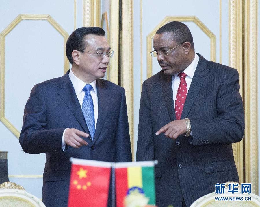 5月4日，中國國務(wù)院總理李克強在亞的斯亞貝巴與埃塞俄比亞總理海爾馬里亞姆舉行會談。這是會談后，李克強與海爾馬里亞姆共同出席有關(guān)文件簽字儀式。 新華社記者 王曄 攝