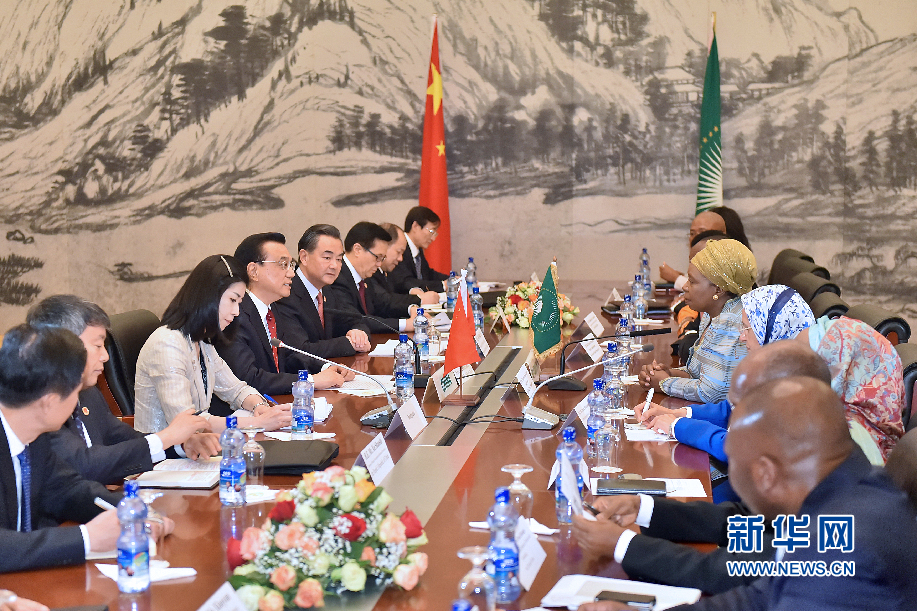 5月5日，中國(guó)國(guó)務(wù)院總理李克強(qiáng)在亞的斯亞貝巴非洲聯(lián)盟總部會(huì)見(jiàn)非盟委員會(huì)主席祖馬。 新華社記者李濤攝