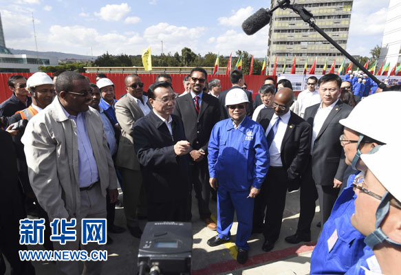 這是李克強與海爾馬里亞姆看望施工人員。新華社記者 李學仁 攝