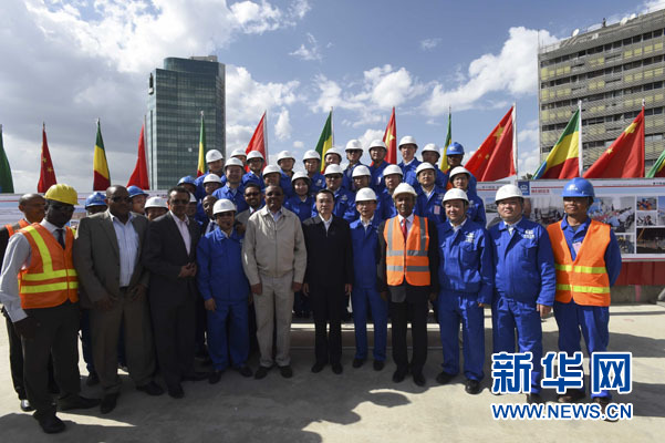 這是李克強同海爾馬里亞姆與施工人員合影留念。新華社記者 李學仁 攝