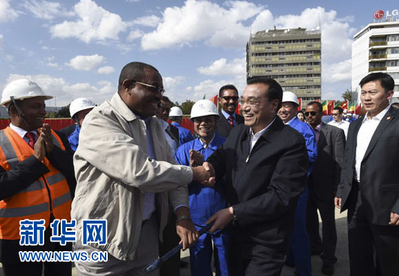5月5日，中國國務院總理李克強考察亞的斯亞貝巴輕軌項目，埃塞俄比亞總理海爾馬里亞姆陪同。新華社記者 李學仁 攝