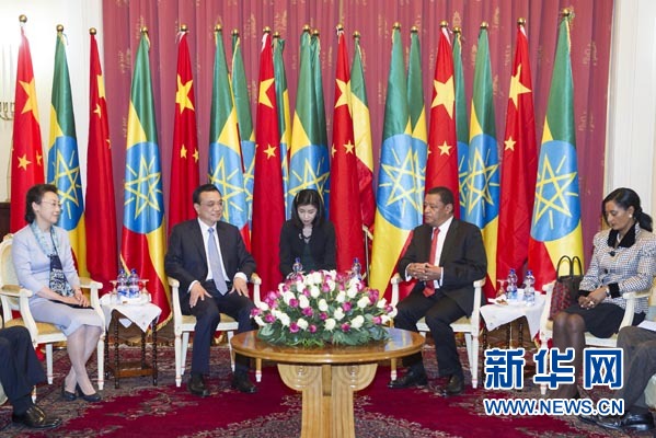 李克強總理夫人程虹、穆拉圖總統(tǒng)夫人梅阿扎參加會見。新華社記者王曄攝