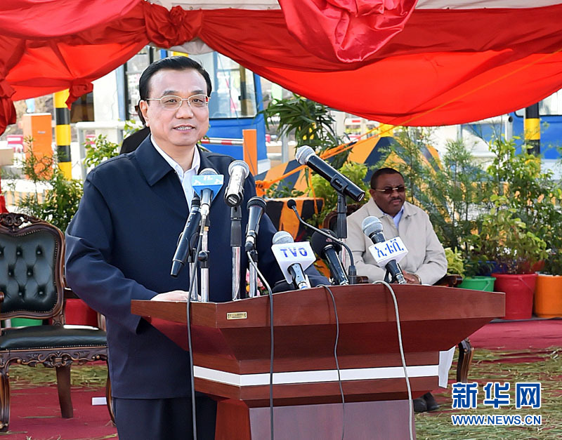 5月5日，國務(wù)院總理李克強(qiáng)與埃塞俄比亞總理海爾馬里亞姆共同出席亞的斯亞貝巴-阿達(dá)瑪高速公路一期竣工揭牌典禮，并為二期工程開工奠基剪彩。這是李克強(qiáng)在典禮上致辭。新華社記者 李濤 攝 